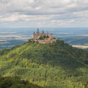 Die Burg Hohenzollern steht auf einem aktiven Vulkan auf der Schwäbischen Alb und ist in ca. 45min mit dem Auto zu erreichen