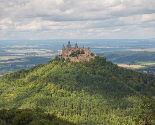 Die Burg Hohenzollern steht auf einem aktiven Vulkan auf der Schwäbischen Alb und ist in ca. 45min mit dem Auto zu erreichen